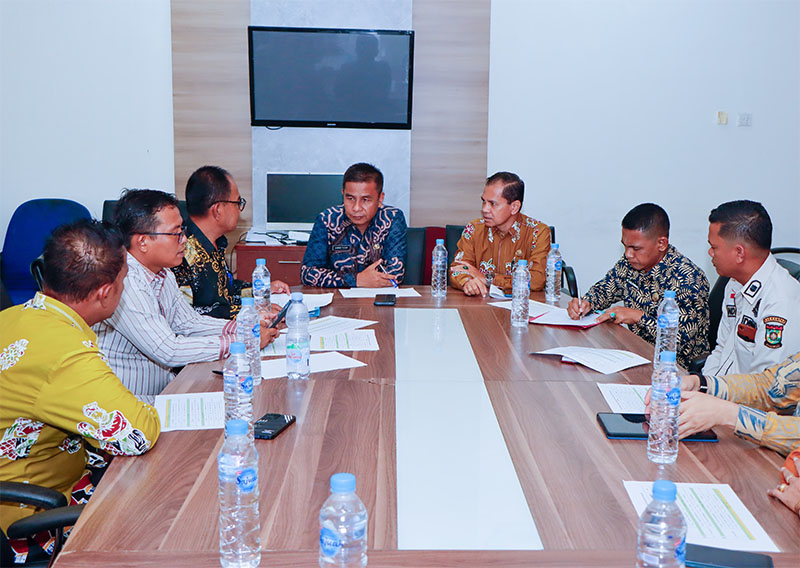 Pj Sekda Kampar Ahmad Yuzar saat memimpin rapat persiapan pemulangan angkutan domestik haji Kabupaten Kampar 2024 di Bangkinang, Kamis (20/6/2024).