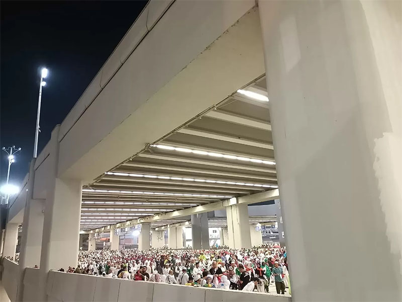 Luberan jamaah saat melaksanakan lempar jumrah di Jamarat, Mina, pada Senin (17/6) lalu.