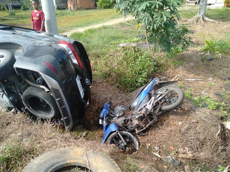 Satu unit mobil terbalik akibat mengalami kecelakaan di Jalan Lintas Pakning-Dumai, Kecamatan Bukit Batu, Bengkalis, Kamis (20/6/2024).