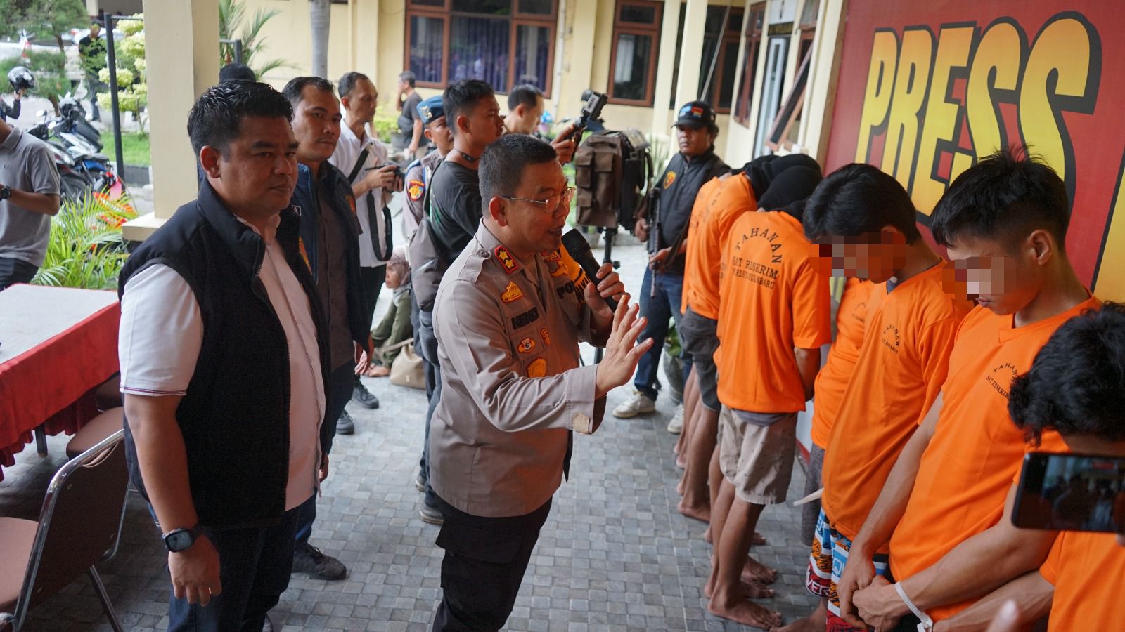 Wakapolresta Pekanbaru AKBP Henky Poerwanto (tengah) didampingi Kasatreskrim Polresta Pekanbaru Berry Juana Putra (kiri) mengintrogasi para tersangka  saat ungkap kasus pembegalan, Rabu (19/6/2024)