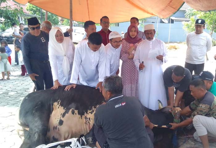 H Fathullah bersama keluarganya berdoa sebelum menyembelih hewan kurban di kediaman Jalan Swadaya, Gang Swasembada, Kelurahan Rejosari, Kecamatan Tenayan Raya, Rabu (19/6/2024).
