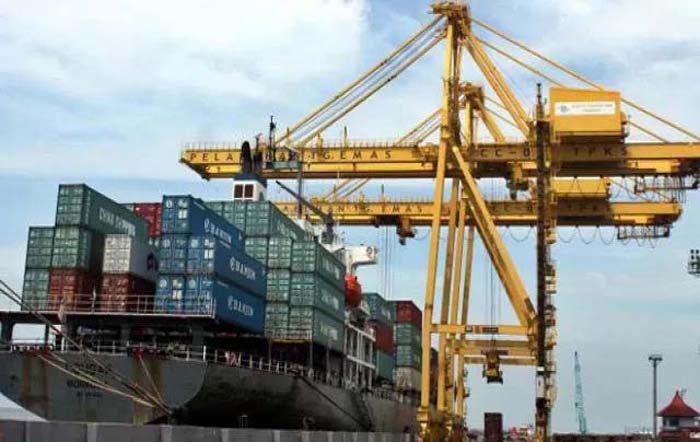 Para pekerja di Pelindo II Surabaya, saat melakukan proses bongkar muat dari kapal ponton yang membawa peti kemas.