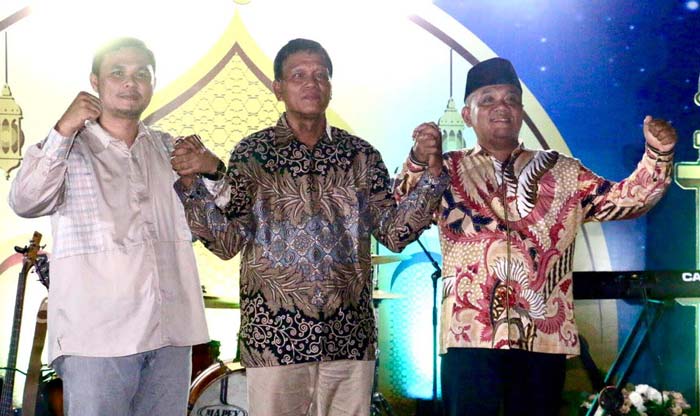 Ketua DPRD Dr Adam SH MH, Ketua Fraksi Nasdem H Muslim SSos dan H Sutoyo bergandengan tangan saat open house Iduladha di rumah dinas Ketua DPRD Kuansing, Selasa (18/6/2024) malam.