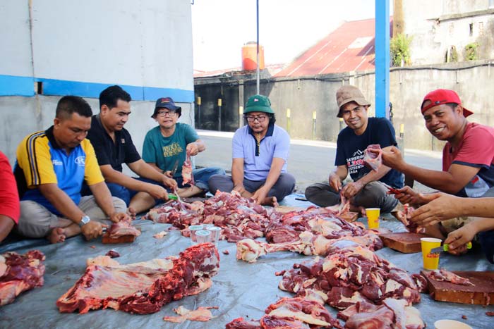 CEO Riau Pos Group Ahmad Dardiri bersama Wakil Pemimpin Redaksi Riau Pos Abdul Gapur, Furqon Elwe dan Pemimpin Redaksi RTv Heru Rinaldo serta karyawan saat mencacah daging sapi kurban.