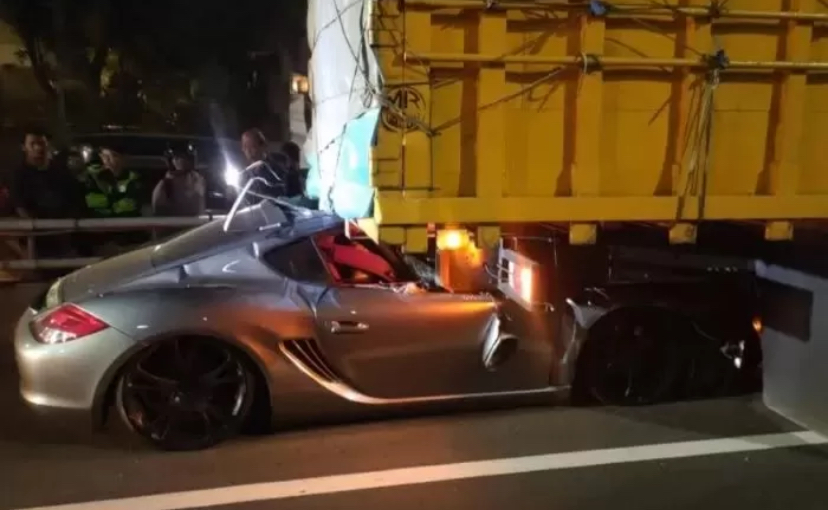 mobil Porsche yang menyeruduk bagian belakang truk hingga masuk ke kolongnya hingga terseret ratusan meter di Jalan Tol Dalam Kota, Jakarta Selatan.