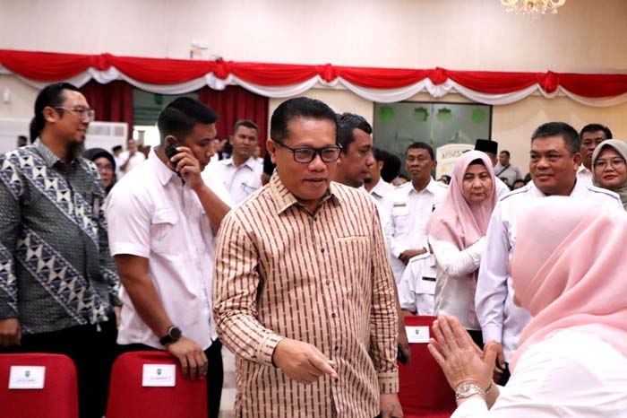 Ketua Komisi V DPRD Riau Robin P Hutagalung berinteraksi dengan peserta yang menghadiri kegiatan penandatanganan pakta integritas pelaksanaan PPDB di Pekanbaru, Rabu (19/6/2024).