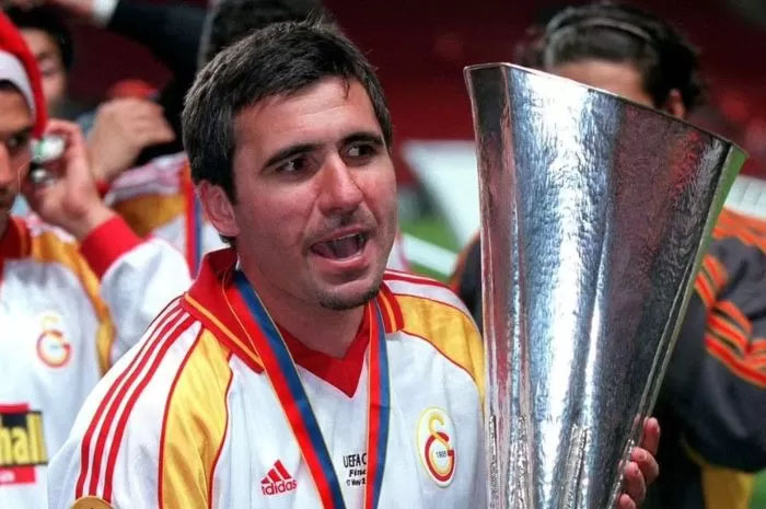 Gheorghe Hagi pahlawan Rumania ketika juara bersama Galatasaray.