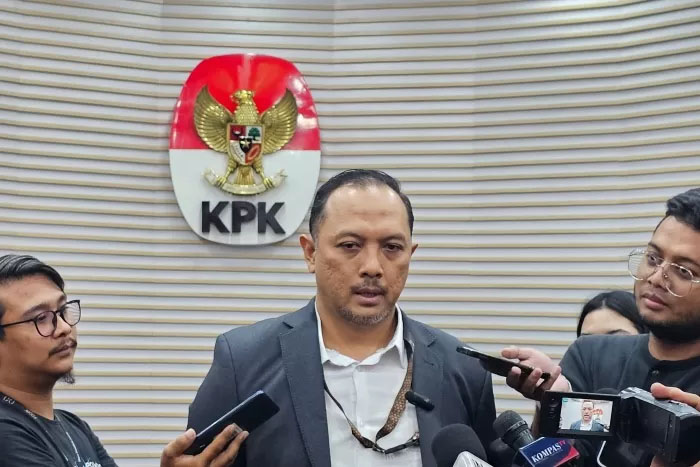 Juru bicara KPK Tessa Mahardika Sugiarto saat wawancara dengan awak media di Gedung Merah Putih KPK, Jakarta, Rabu (19/6).