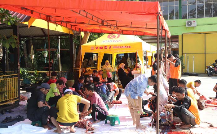 Suasana pelaksanaan pemotongan hewan kurban di MAN 1 Pekanbaru, Rabu (19/6/2024).