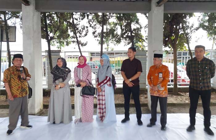Ketua Yayasan Hang Tuah Pekanbaru dr H Zainal Abidin MPH memberikan sambutan sebelum pemotongan hewan kurban, Kamis (20/6/2024).
