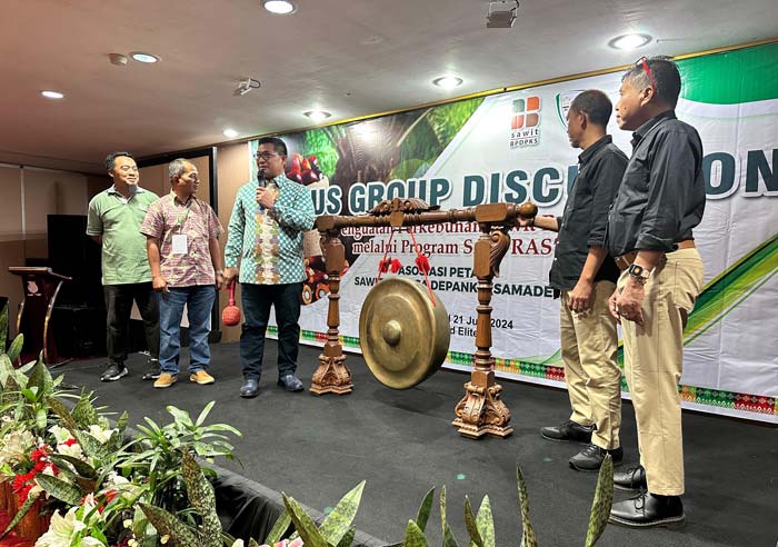 Pemukulan gong menandai dimulainya Focus Group Discussion (FGD) yang digelar Asosiasi Sawitku Masa Depanku (Samade) bersama Badan Pengelola Dana Perkebunan Kelapa Sawit di Grand Elite Hotel Pekanbaru,