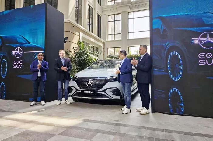 Jajaran Direksi dan Manajemen PT Inchcape Indomobil Disribution meluncurkan mobil listrik Mercedes-Benz EQE SUV. Mobil listrik ini dibanderol Rp2,8 miliar.