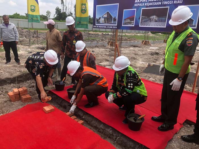 Kajati Riau Akmal Abbas disaksikan Bupati Siak Alfedri dan pejabat lainnya melakukan peletakan batu pertama pembangunan gedung dan dermaga barang bukti dan barang rampasan di  Kecamatan Siak.