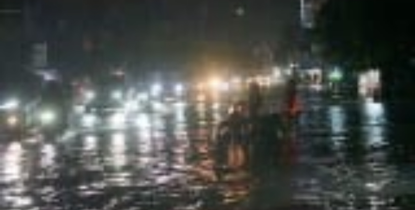 Macet yang terjadi di Jalan HR Soebrantas, genangan banjir di beberapa titik, usai diguyur hujan lebat, Jumat (21/6/2024).