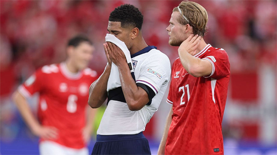 Pemain andalan Timnas Inggris Jude Bellingham (kiri) dibuat frustrasi oleh permainan Denmark. Beruntung Inggris tidak kalah pada laga itu.