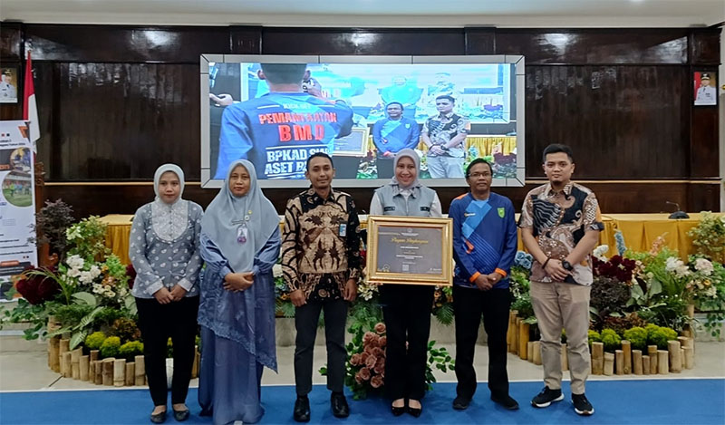 Bupati Inhu, Rezita Meylani Yopi SE didampingi Kepala BPKAD, Risdiwiantoro SE foto bersama dengan para narasumber usai penerimaan penghargaan, Jumat (21/6/2024).
