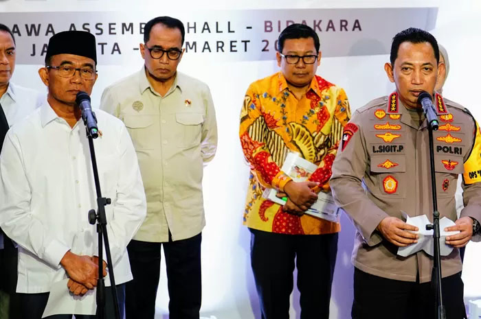 Kapolri Jenderal Listyo Sigit Prabowo memberikan keterangan usai rakor bersama stakeholder. Tampak Menko PMK Muhadji Effendy, dan Menhub Budi Karya Sumadi.