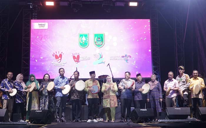 Bupati Rohil Afrizal Sintong MSi bersama para tokoh, pejabat forkopimda, memukul kompang menandai dibukanya secara resmi Festival Ekonomi Kreatif di Bagansiapiapi.