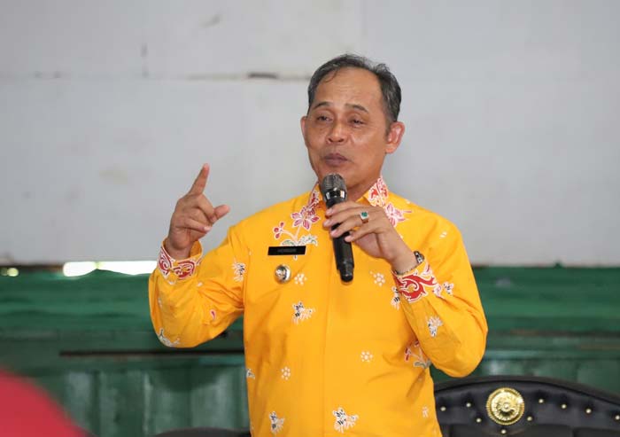 Pj Bupati Inhil H Herman memediasi petani kelapa Desa Tanjung Simpang dengan PT THIP Kecamatan Pelangiran, Inhil, Kamis (20/6/2024).