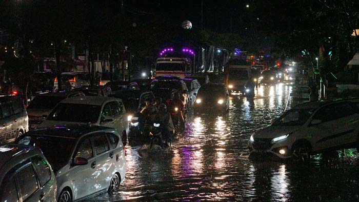 Ratusan kendaraan terjebak macet di Jalan HR Soebrantas, Jumat (21/6/2024) malam. Kondisi ini disebabkan oleh genangan banjir usai diguyur hujan deras.