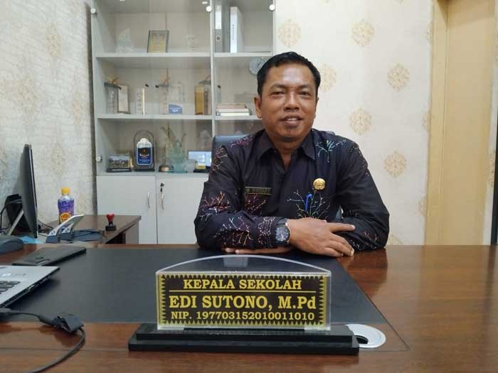 Kepala SMAN Plus Provinsi Riau Edi Sutono MPd