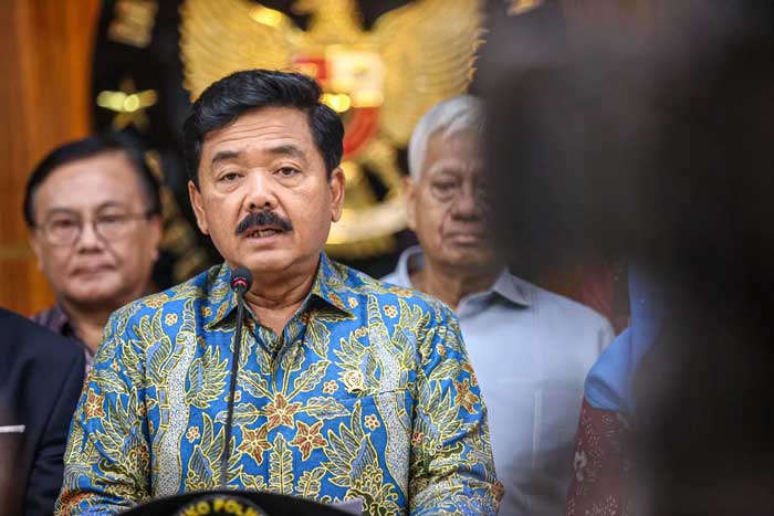Menko Polhukam Hadi Tjahjanto (tengah) bersama Ketua Pansel Kompolnas Riz Hermawan Sulistyo dan Sekretaris Pansel Kompolnas Yenti Garnasih.