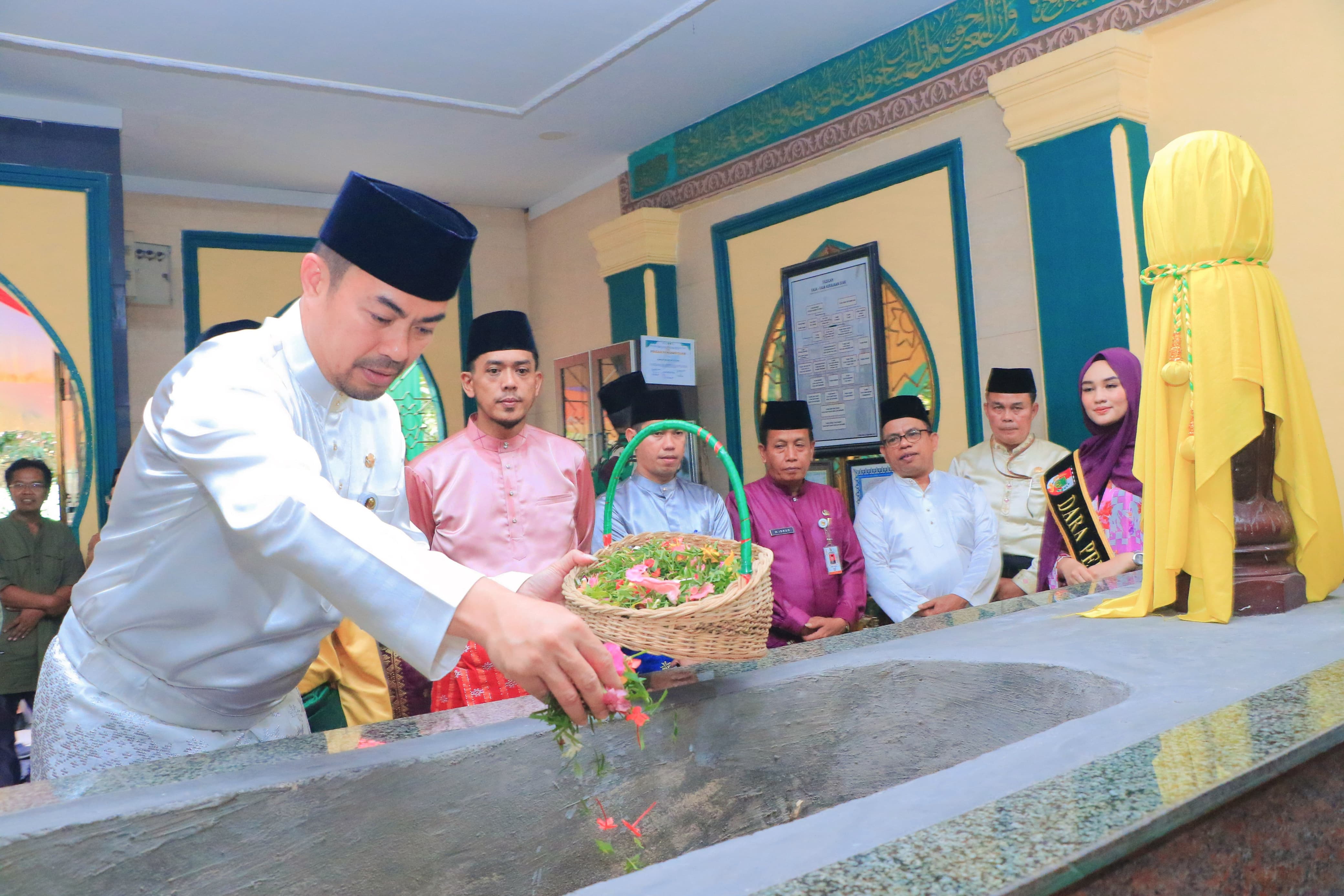 Penjabat (Pj) Wali Kota Pekanbaru Risnandar Mahiwa SSTP MSi melakukan tabur bunga saat ziarah ke kompleks Makam Marhum Pekan, Jumat (21/6/2024).
