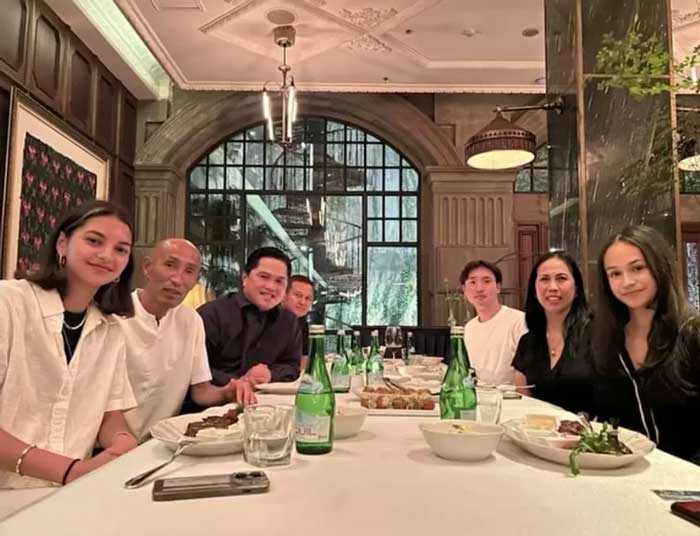 Ketua Umum PSSI Erick Thohir dan pelatih timnas Putri Coach Mochi makan malam bareng pemain diaspora Noa Leatomu dan Estella Loupatty.