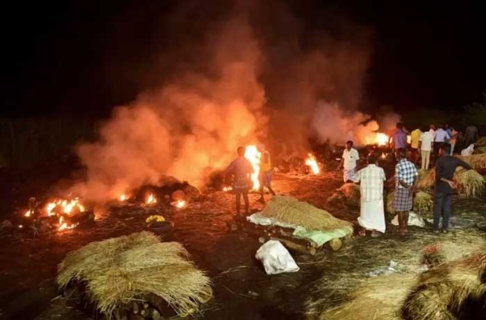 Jenazah orang yang meninggal setelah mengonsumsi minuman keras ilegal dikremasi di Kallakurichi, negara bagian Tamil Nadu, India.