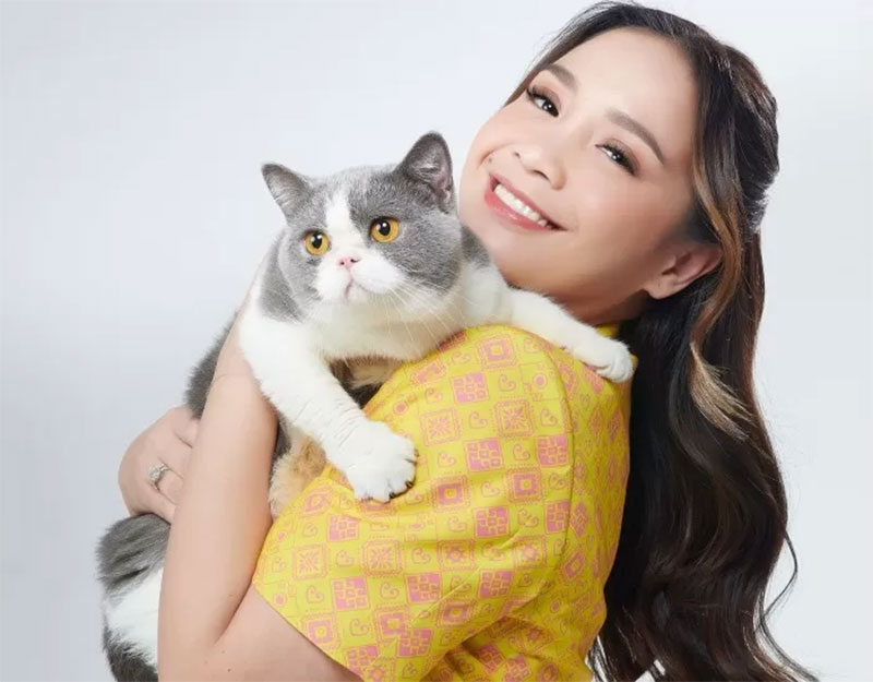 Nagita Slavina dengan kucing kesayangannya.