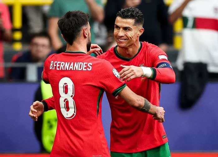 Cristiano Ronaldo memeluk Bruno Fernandes setelah sukses memberikan assist untuk gol Portugal saat menang 3-0 melawan Turki di Euro 2024.