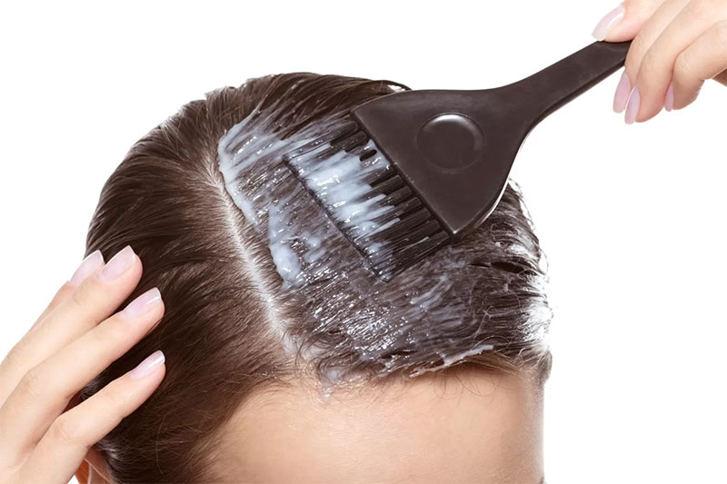 ilustrasi wanita pakai masker rambut.