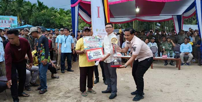Pj Sekda Kuansing, dr Fahdiansyah SpOG saat menyerahkan hadiah kepada perwakilan jalur singa Kuantan, Ahad (23/6/2024).