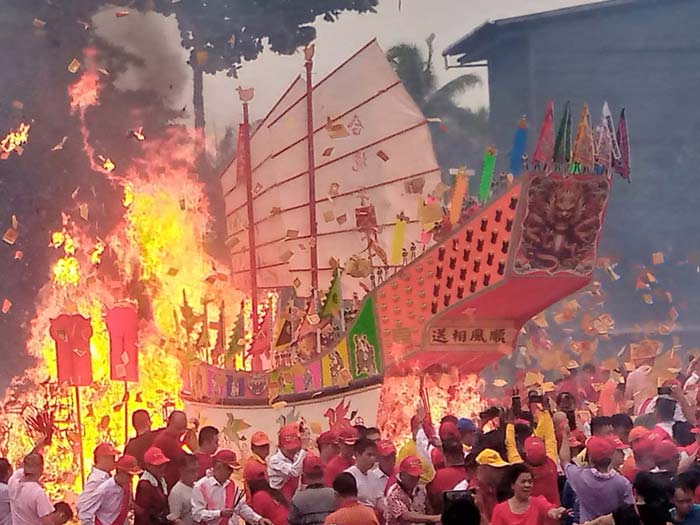 Api menyala membakar tongkang pada puncak Festival Bakar Tongkang di Bagansiapiapi, Rokan Hilir, Sabtu (22/6/2024).