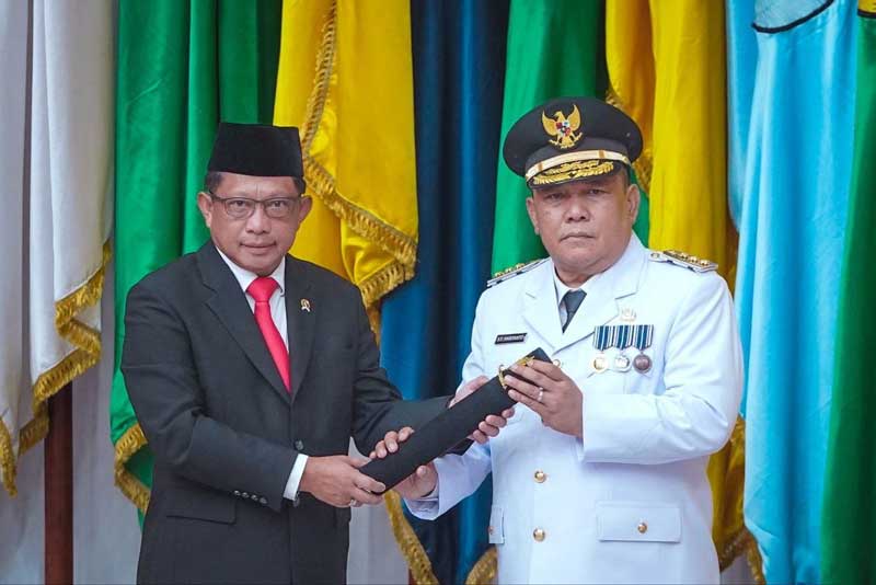 Mendagri Tito Karnavian menyerahkan SK Pj Gubernur Riau kepada SF Hariyanto.