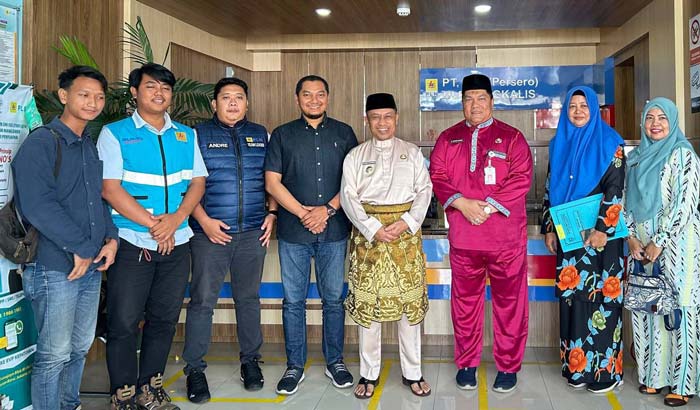 Manajer PLN ULP Bengkalis Ashqalany foto bersama Wabup Bengkalis Bagus Santoso saat berkunjung ke kantor PLN, Jumat (21/6/2024).