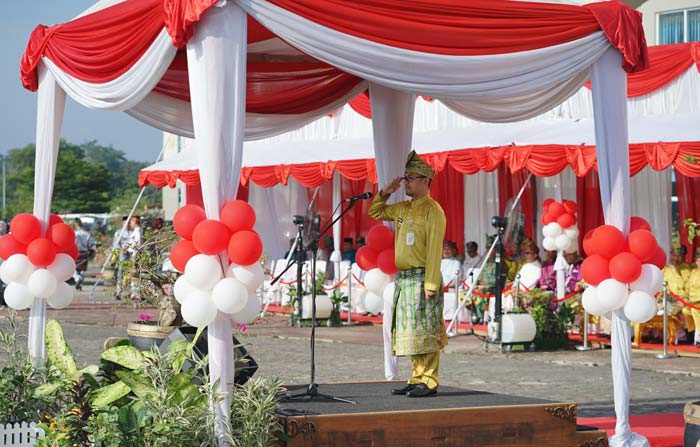 Pj Wali Kota Pekanbaru Risnandar Mahiwa SSTP MSi memimpin upacara peringatan Hari Jadi ke-240 Kota Pekanbaru di halaman Perkantoran Pemko Pekanbaru di Tenayan Raya, Ahad (23/6/2024).