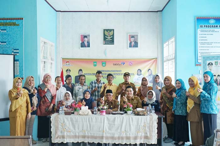 Kelompok KB Pria Bahagia, Kelurahan Bukit Timah, Kecamatan Dumai Selatan foto bersama, baru-baru ini.  Kelompok KB Pria Bahagia berhasil menjadi tim terbaik tingkat nasional dan regional III.