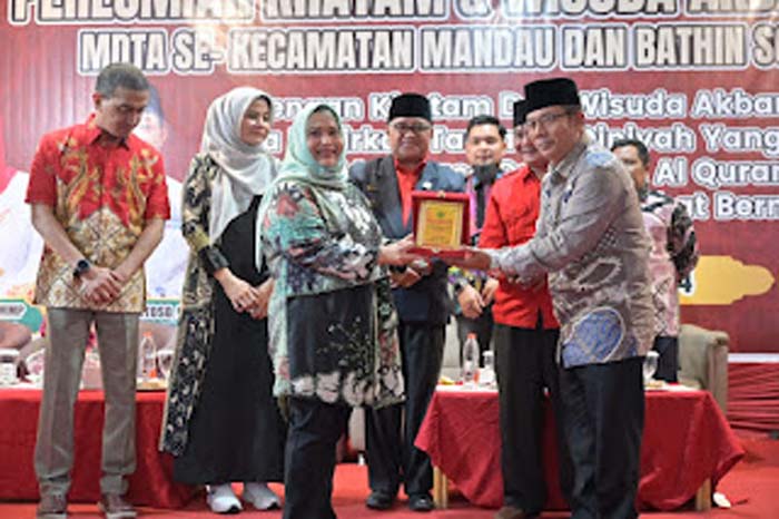 Bupati Bengkalis Kasmarni menerima pelakat cendera mata dari acara khatam dan wisuda tahfiz Qur&rsquo;an di Ballroom Hotel Surya Duri, Ahad (23/6/2024).