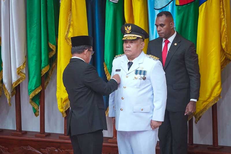 Mendagri Tito Karnavian memasangkan tanda jabatan kepada Pj Gubri SF Hariyanto.