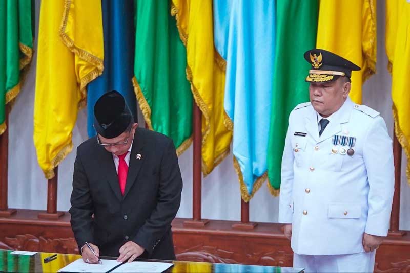 Mendagri Tito Karnavian menandatangani berita acara pelantikan Pj Gubri SF Hariyanto