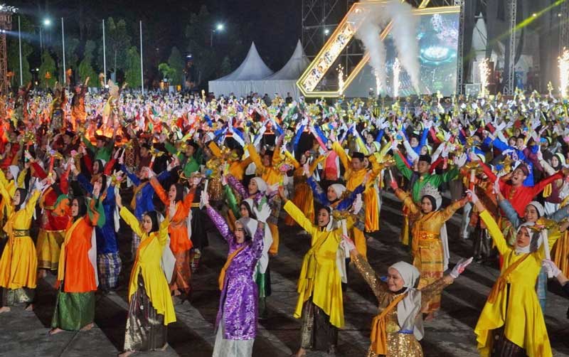 Penampilan 10 ribu penari serentak Melayu yang berhasil memecahkan rekor MURI.