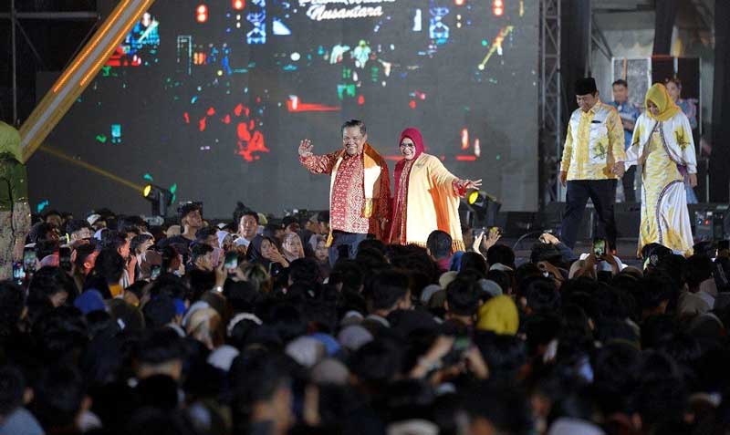 Pj Gubri SF Hariyanto beserta istri menyapa masyarakat&nbsp;.
