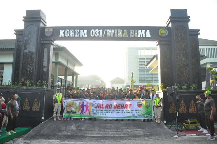 Peserta jalan sehat Korem 031/WB saat hendak memulai kegiatan di depan Gerbang Gedung Makorem 031/WB Jalan Mayor Ali Rasyid, Pekanbaru, Ahad (23/6/2024).