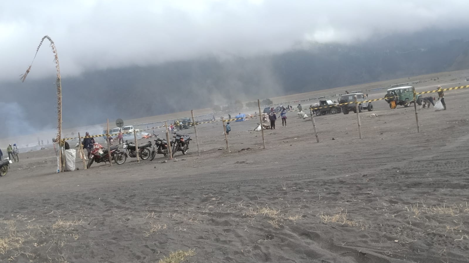 Kondisi kawasan Gunung Bromo pascaterbakar pada bagian area hutan, terlihat suasana pada Ahad (23/6/2024).