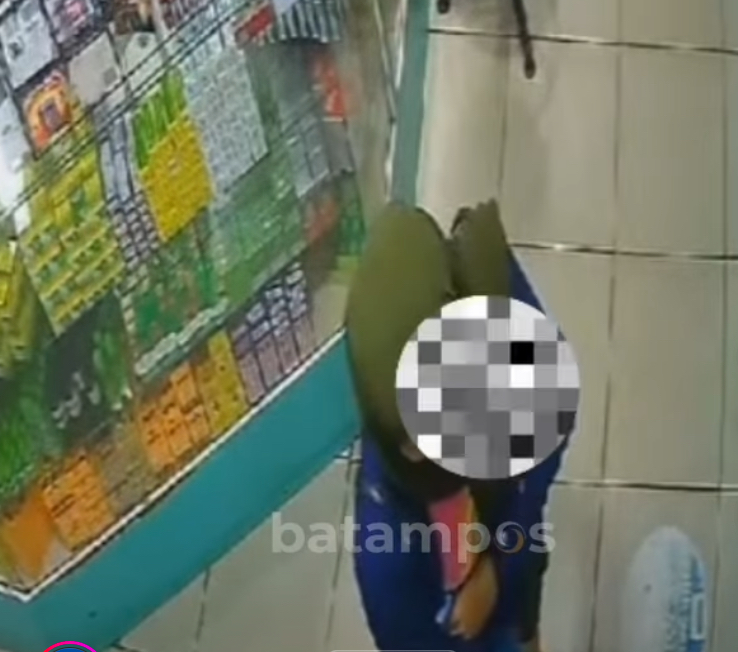 Tangkapan layar emak-emak di Batam melakukan pencurian kosmetik.