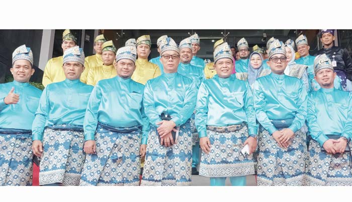 Para wakil rakyat foto bersama di sela menuruni tangga gedung DPRD Pekanbaru setelah sidang paripurna.
