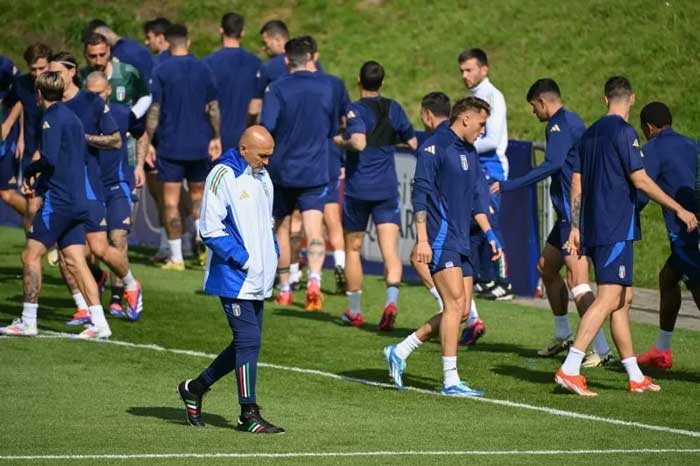 Pelatih Italia Luciano Spalletti (kiri depan) saat sesi latihan tim pada Euro 2024 di Stadion Hemberg, Iserlohn, 19 Juni 2024.