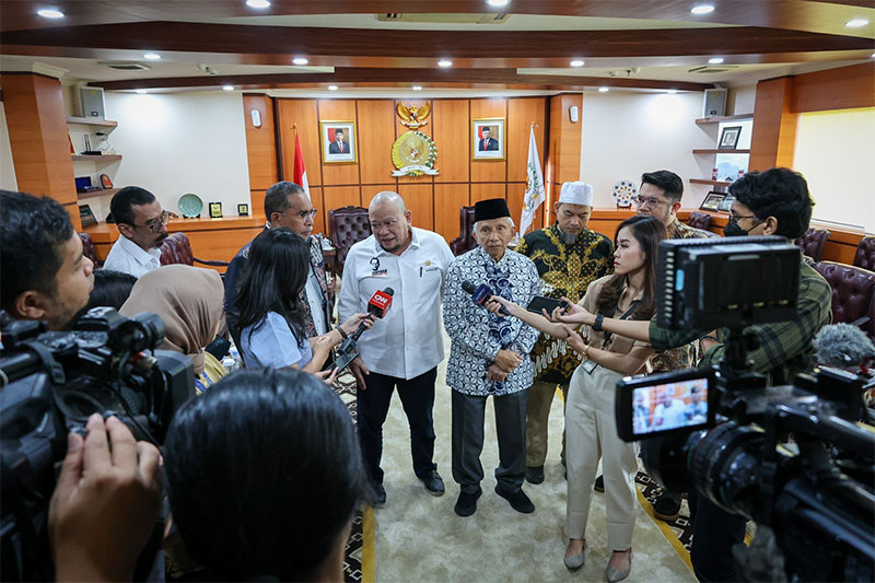 Ketua DPD RI AA LaNyalla Mahmud Mattalitti bersama mantan Ketua MPR Amien Rais usai menggelar silaturahmi dan diskusi terkait Amandemen UUD 1945 di Kompleks Parlemen Senayan, Jakarta.