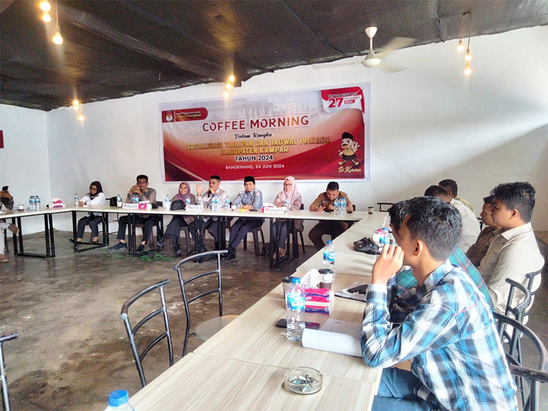 Ketua KPU Kabupaten Kampar Andi Putra bersama komisioner lainnya saat coffee morning di Kafe Tamyan Bangkinang Kota, Senin (24/6/2024).